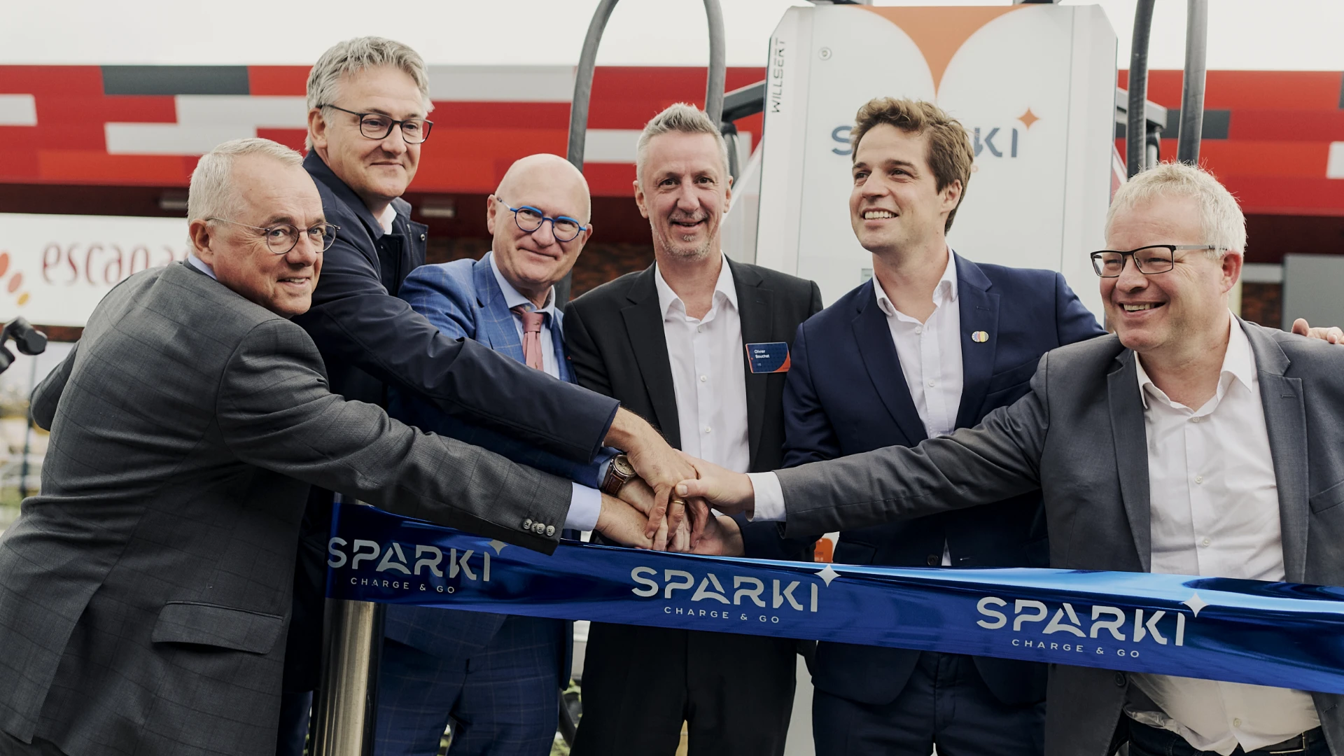Persbericht: Waalse primeur: Sparki opent twee ultrasnelle laadstations van 720 kWh bij het nieuwe FrunPark in Châtelineau